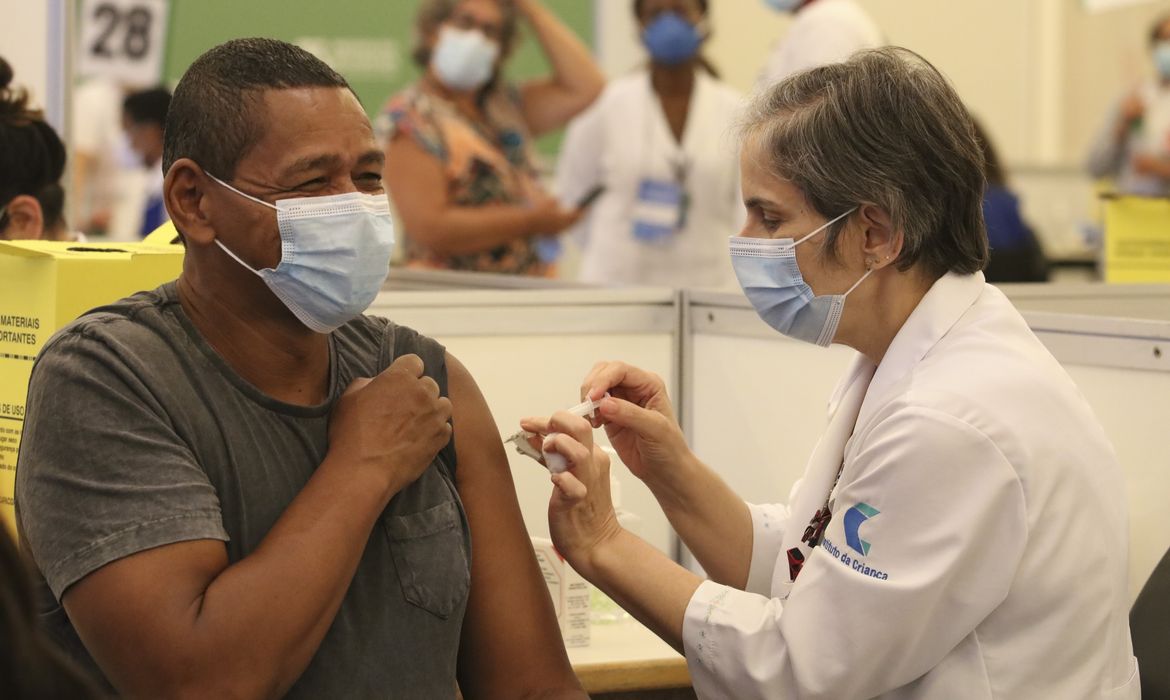 Vacinação contra covid-19 aos profissionais da saúde do Hospital das Clínicas, no Centro de Convenções Rebouças.