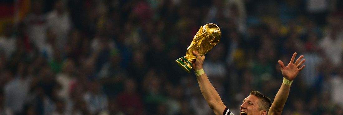 Bastian Schweinsteiger da Alemanha segura o troféu da Copa do Mundo