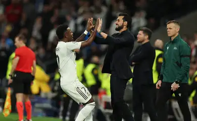 Soccer Football - UEFA Champions League - Real Madrid v AS Monaco - Santiago Bernabeu, Madrid, Spain - January 20, 2026 Real Madrid's Vinicius Junior celebrates scoring their fifth goal with coach Alvaro Arbeloa REUTERS/Violeta Santos Moura