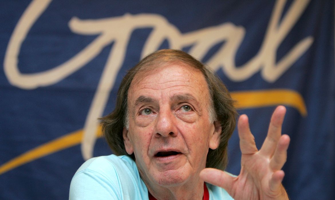 Técnico campeão do mundo com a Argentina em 1978, Cesar Menotti, durante entrevista coletiva em Havana
05/10/2005 REUTERS/Claudia Daut