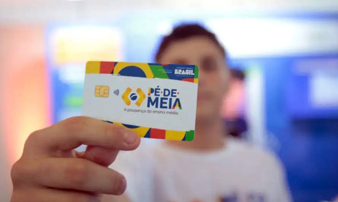 Brasília (DF), 22/05/2025 - Pessoa segura o cartão do programa Pé de Meia. Foto: MEC/Divulgação