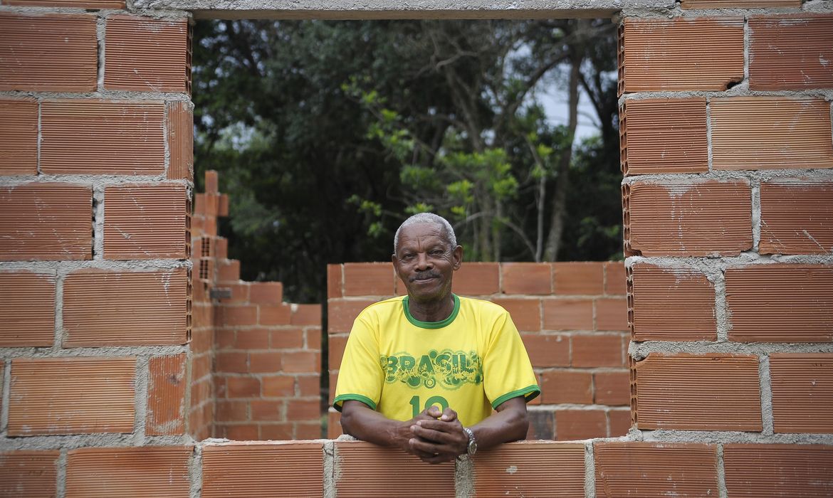 Rio de Janeiro -  Dionato de Lima, 73, pescador, remanescente quilombola morador da ilha de Marambaia na casa em construção, na bacia de Sepetiba, sul do estado.