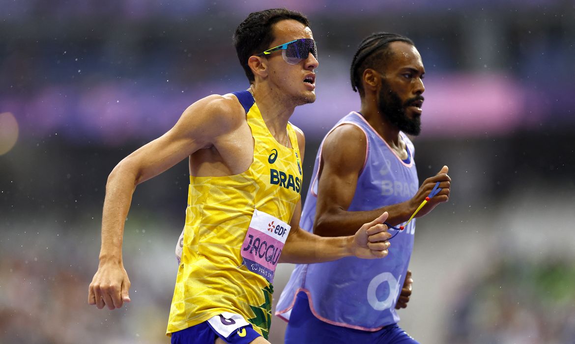 Paris 2024 Paralympics - Athletics - Men's 1500m - T11 Final - Stade de France, Saint-Denis, France - September 3, 2024
Yeltsin Jacques of Brazil and guide Guilherme Ademils dos Anjos Santos race to win gold. REUTERS/Stephanie Lecocq