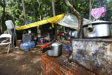 Pessoas em situação de vulnerabilidade na área central de Brasília durante o jogo Brasil x Croácia pela copa do mundo.