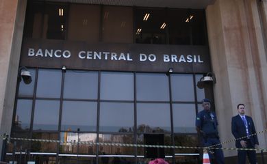 Brasília - A Polícia Militar descartou que houvesse bomba em uma mochila deixada na rampa de acesso ao Banco Central (José Cruz/Agência Brasil)