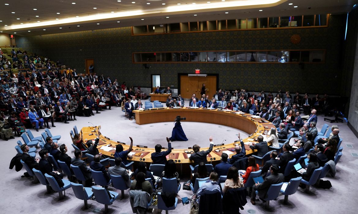 EUA/ Nova York. 15/11/2023 Integrantes do Conselho de Segurança da ONU votam durante reunião sobre o conflito entre Israel e Hamas. REUTERS/David 'Dee' Delgado