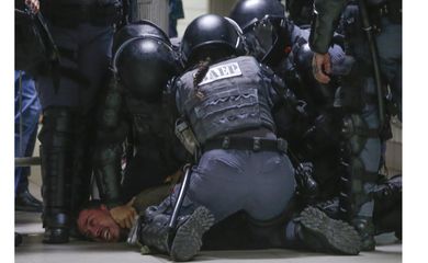 São Paulo (SP), 18/01/2023 - Manifestação no centro da cidade contra o aumento das tarifas do metrô, CPTM e EMTU e contra as privatizações do governo Tarcísio. Policiais no Metro Republicas detém um cidadão. Foto: Paulo Pinto/Agência Brasil