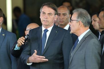 O preisidente Jair Bolsonaro, e o ministro de Minas e Energia, Bento Albuquerque, falam à imprensa após reunião no ministerio de Minas e Energia