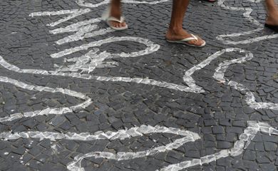 Rio de Janeiro - Campanha contra homicídios de jovens negros pinta centenas de silhuetas de corpos no chão do Largo da Carioca (Fernando Frazão/Arquivo Agência Brasil)