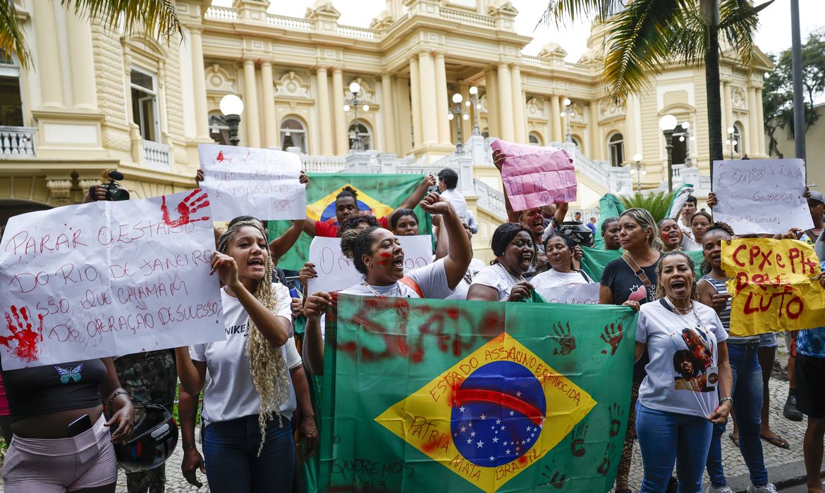 Rio de Janeiro (RJ), 29/10/2025 - Protesto contra a operação policial que deixou mais de 119 pessoas mortas no Complexo da Penha, em frente ao Palácio Guanabara, sede do governo do Estado.Foto: Fernando Frazão/Agência Brasil