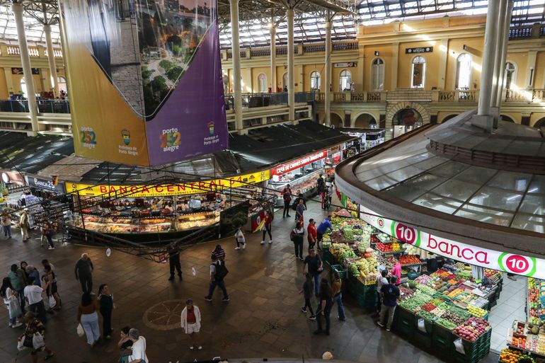Porto Alegre (RS), 26/04/2025 – Vista geral do Mercado Municipal de Porto Alegre. A um ano o estado foi atingido por temporais que afetou mais de 400 municípios gaúchos, tiveram bairros inteiros alagados. A ,maior tragédia climática da história, deixou pelo menos 147 mortos e afetou mais de 2,1 milhões de pessoas.
Foto: Joédson Alves/Agência Brasil