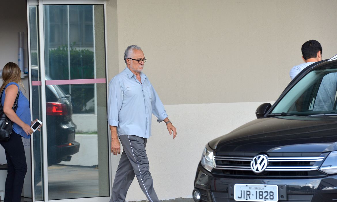 O ex-deputado José Genoino chega ao Instituto de Cardiologia do DF para nova perícia médica(Wilson Dias/Agência Brasil) 