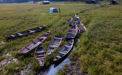 Manaus (AM), 21/11/2023, Lago do Aleixo quase seco, deixando barcos e flutuantes encalhados, durante a maior seca, em 121 anos, que Manaus vem sofrendo. Foto: Rafa Neddermeyer/Agência Brasil