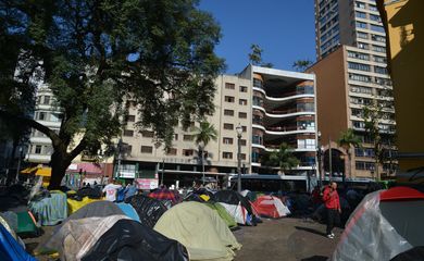 São Paulo - Os desabrigados do prédio que desabou em maio, e que ainda estão acampados no Largo do Paissandu por falta do aluguel social, se recusam a retirar barracas para Prefeitura realizar limpeza com água.