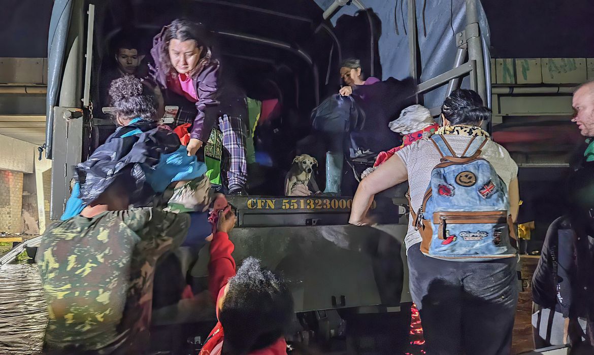 O Grupamento de Fuzileiros Navais do Rio Grande já resgatou mais de 40 pessoas na região de Eldorado do Sul (RS), em apoio à Defesa Civil. Foto: Marinha do Brasil/Divulgação