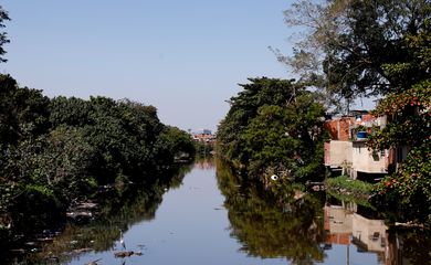 Rio de Janeiro (RJ), 29/08/2024 - Rio Faria-Timbó, na comunidade de Manguinhos, zona norte da cidade. Um esgoto a céu aberto. Foto: Tânia Rêgo/Agência Brasil