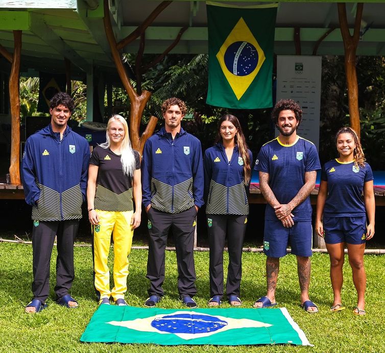 equipe brasileira de surfe (Gabriel Medina, Tatiana Weston-Webb, João Chumbinho Chianca, Luana Silva, Filipe Toledo e Tainá Hinckel) está completa no Taiti para disputar a Olimpíada de Paris - em 21/07/2024