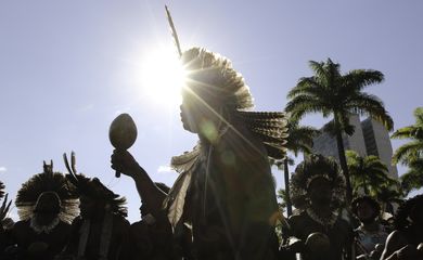 Indígenas descem a esplanada dos ministérios em direção ao STF para a realização de uma vigĺia contra o Marco Temporal