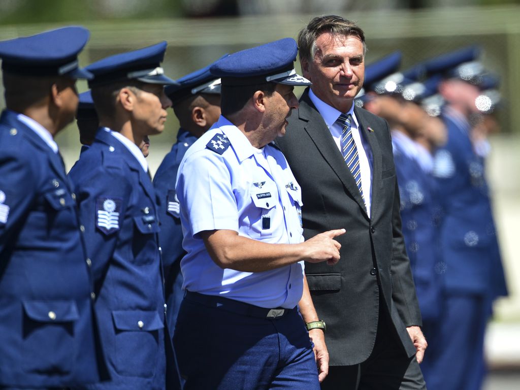 O comandante da Força Aérea Brasileira, Carlos de Almeida Baptista Júnior, e o presidente Jair Bolsonaro durante a cerimônia militar de promoção de Graduados do Quadro Especial de Sargentos (QESA), na Base