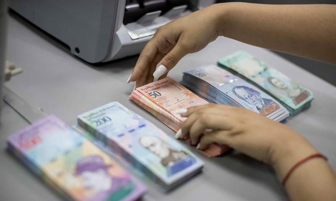 Nova moeda venezuelana, o bolívar soberano, entrou em circulação ontem, com cinco zeros a menos que a moeda anterior