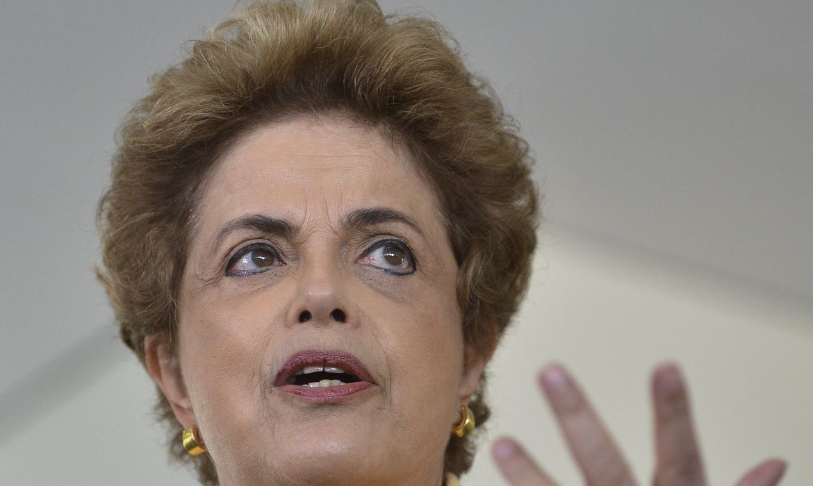 Brasília - A presidenta Dilma Rousseff, durante entrevista  coletiva, disse que o governo não fará reforma ministerial antes da votação do impeachment. A presidenta participou da apresentação da aeronave KC-390, novo avião cargueiro