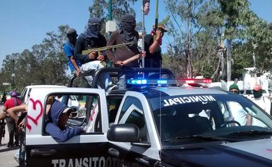 Mascarados capturam um veículo da polícia de Chilpancingo, Guerrero, Médico. Os protestanes pedem a volta dos 43 estudantes que desapareceram em Iguala