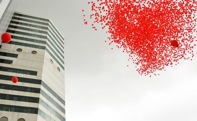 São Paulo - O Instituto de Infectologia Emílio Ribas solta 10 mil balões vermelhos para comemorar o Dia Mundial de Luta contra a Aids (Rovena Rosa/Agência Brasil)