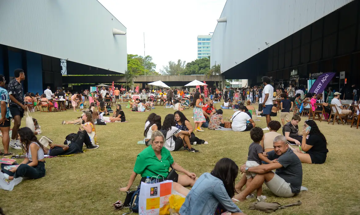 Bienal do Livro tem ingressos esgotados no 2º dia da festa literária