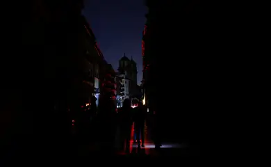 Pessoas usam lanternas enquanto caminham no escuro durante apagão em Madri
28/04/2025
REUTERS/Susana Vera
