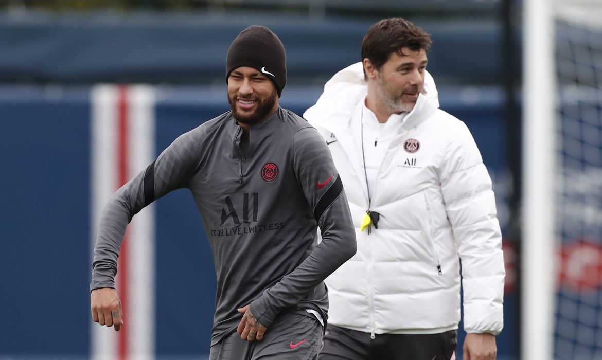 Neymar ao lado do técnico do PSG, Mauricio Pochettino, durante treino da equipe