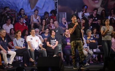 Rio de Janeiro - O cantor Mano Brown participa de ato de artistas com o candidado do Partido dos Trabalhadores (PT) à presidência da República, Fernando Haddad, em campanha nos Arcos da Lapa.(Foto: Fernando Frazão/Agência Brasil) 