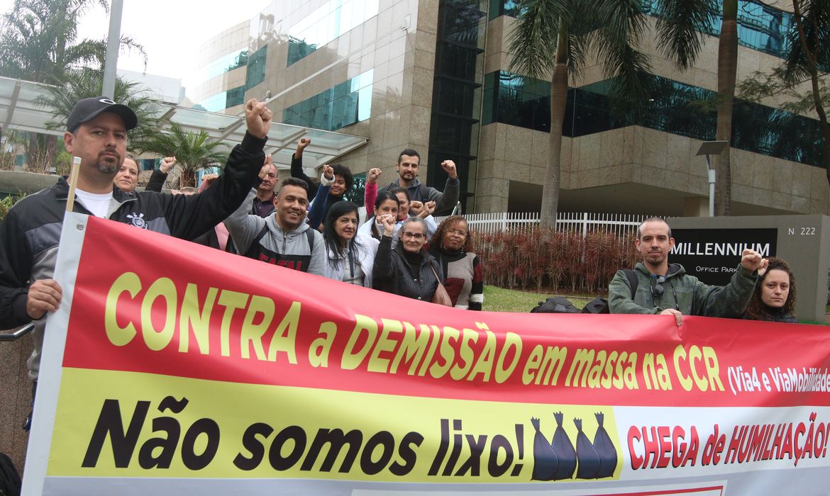 São Paulo (SP), 19/07/2023 - Protesto do sindicato dos metroviários em frente a sede do grupo CCR após as demissões de 140 trabalhadores, na Vila Olímpia. Foto: Rovena Rosa/Agência Brasil