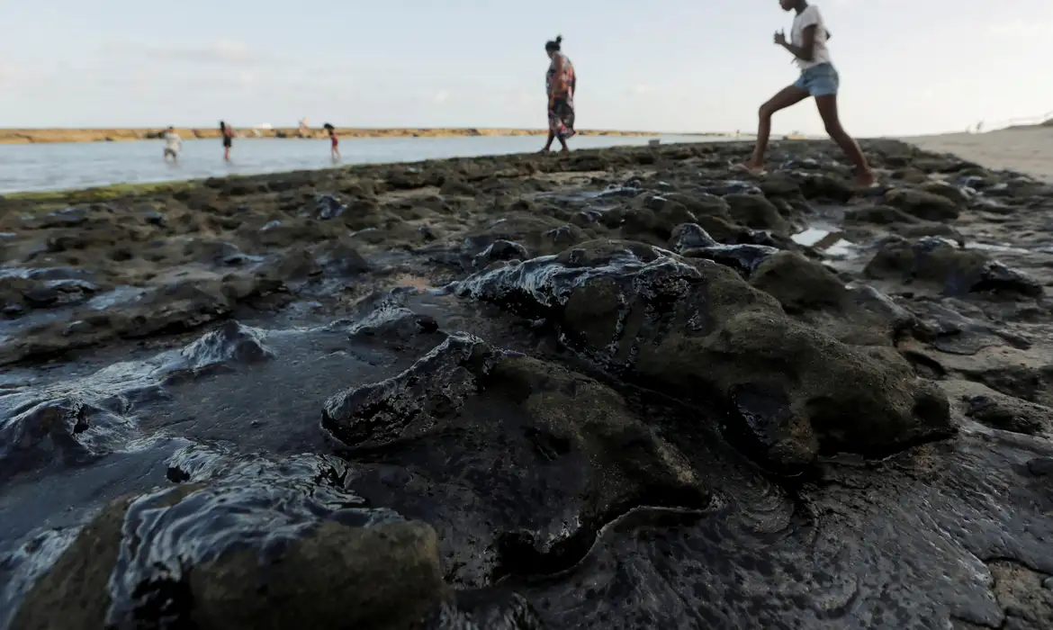 Um derramamento de óleo é visto na praia de Pontal do Coruripe, em Coruripe, estado de Alagoas, Brasil, 8 de outubro de 2019