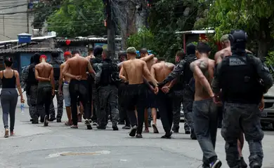 Members of the military police special unit detain suspected drug dealers during a police operation against drug trafficking at the favela do Penha, in Rio de Janeiro, Brazil October 28, 2025. REUTERS/Aline Massuca