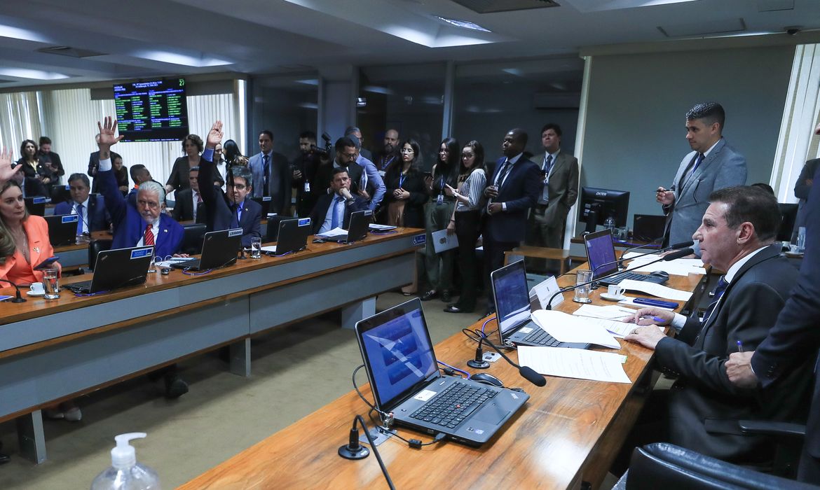 Brasília (DF) 23/08/2023 Senadores durante votação na Comissão de Assuntos Econômicos (CAE) do  projeto de lei (PL 2.384/2023) que muda o procedimento do Conselho Administrativo de Recursos Fiscais (Carf).  Foto Lula Marques/ Agência Brasil
