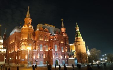 Moscou, situada às margens do rio de mesmo nome, no oeste da Rússia, é a capital cosmopolita do país.