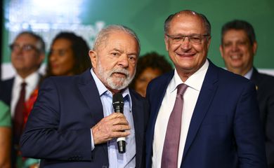 O presidente eleito, Luiz Inácio Lula da Silva, e o futuro ministro do Desenvolvimento, Indústria e Comércio, Geraldo Alckmin, durante anúncio de novos ministros que comporão o governo.