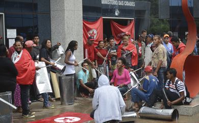 Brasília - Integrantes do Movimento Frente Nacional de Luta Campo e Cidade ocupam sede do Ministério das Cidades (José Cruz/Agência Brasil)