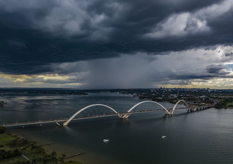 Defesa Civil emite alerta de tempestade e rajadas de vento no DF