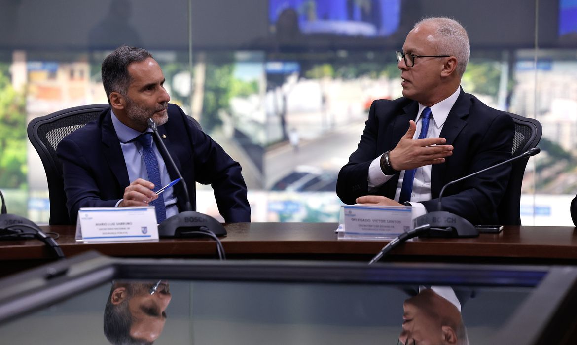 Tânia Rêgo/Agência Brasil Rio de Janeiro (RJ), 29/10/2024 - O secretário Nacional de Segurança Pública, Mário Luiz Sarrubbo, se reuniu com o secretário de Segurança Pública do Rio de Janeiro, Victor dos Santos, no Centro Integrado de Comando e Controle (CICC), pós episódios de violência na capital fluminense. Foto: Tânia Rêgo/Agência Brasil