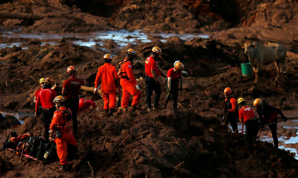 FILE PHOTO: Members of a rescue team search for victims after a tailings dam owned by Brazilian mining company Vale SA collapsed, in Brumadinho, Brazil January 28, 2019. REUTERS/Adriano Machado/File Photo