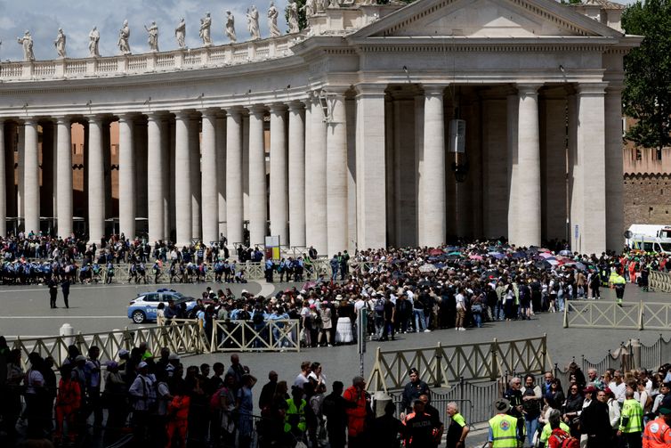 Roma- 25/04/2025 Pessoas fazem fila para entrar na Basílica de São Pedro para prestar homenagens enquanto o Papa Francisco é velado, visto de Roma, Itália, em 25 de abril de 2025. REUTERS/Remo Casilli/ PROIBIDA REPRODUÇÃO