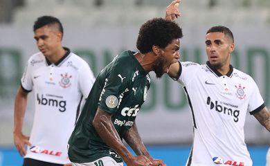 Palmeiras goleia Corinthians