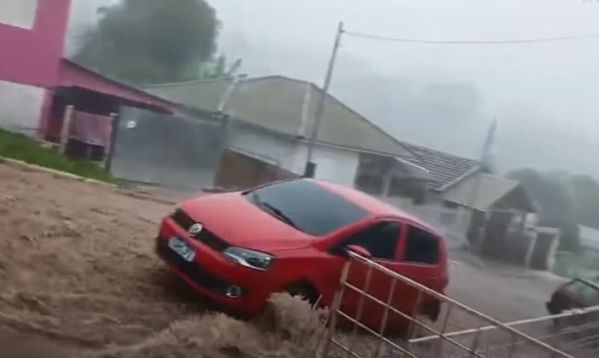 Reprodução/Redes Sociais Porto Alegre 08/11/2025 - Passagem de um ciclone extratropical na madrugada deste sábado (8) causou estragos em diferentes regiões do Rio Grande do Sul. Foto: Reprodução/Redes sociais