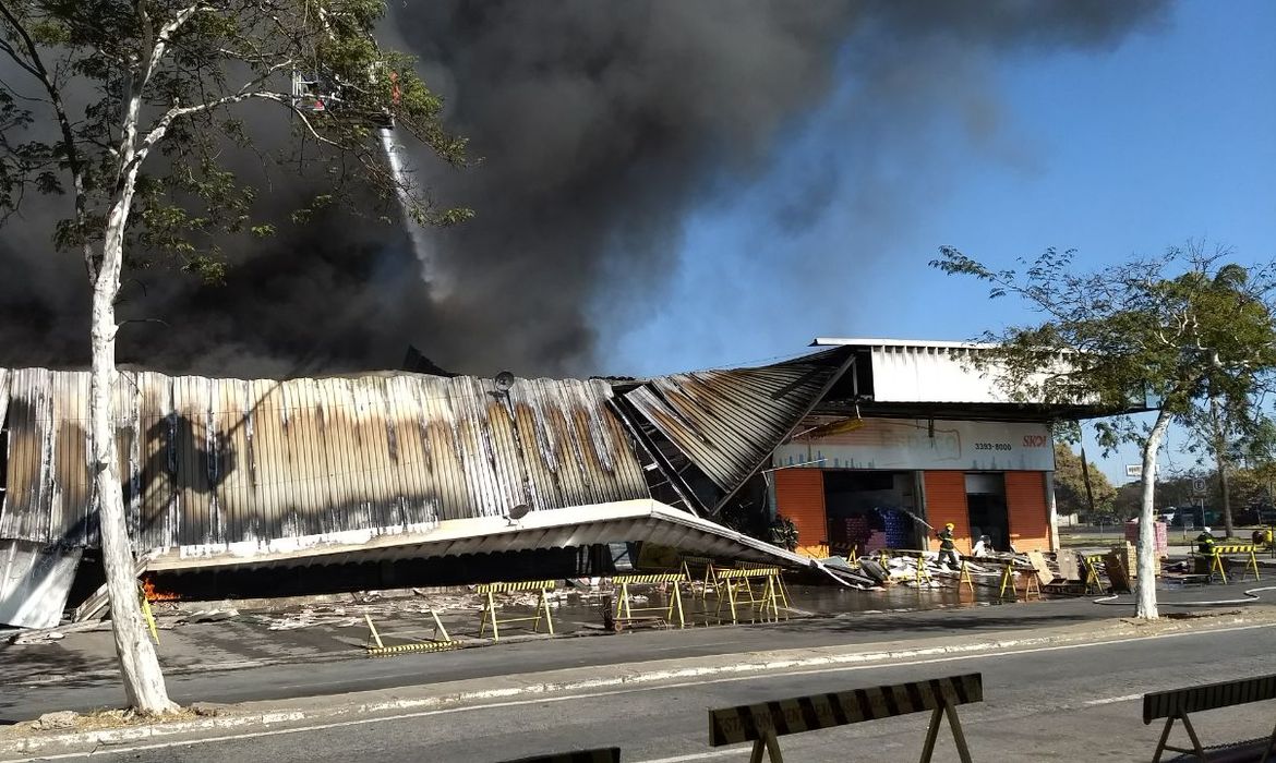 A Defesa Civil de Minas vai averiguar se houve danos à estrutura do prédio da Ceasa, após um incêndio de grandes proporções no local