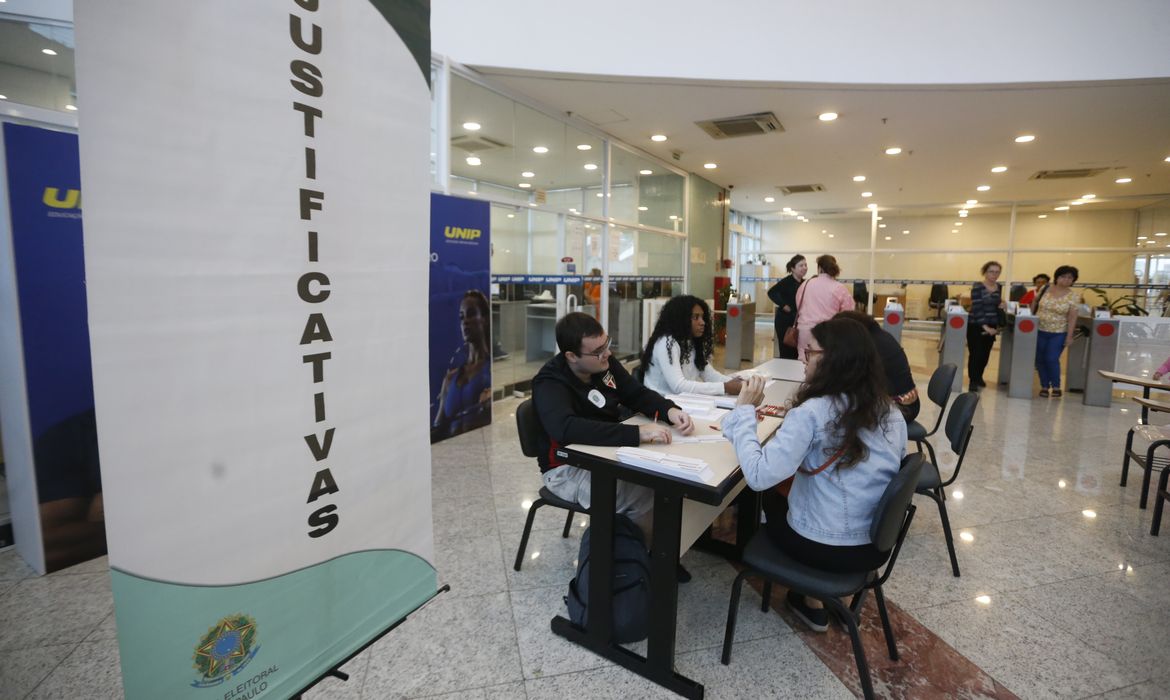 São Paulo (SP), 27/10/2024 - Eleitores comparecem para votação no segundo turno das eleições para prefeito na UNIP Paraiso.Foto: Paulo Pinto/Agência Brasil