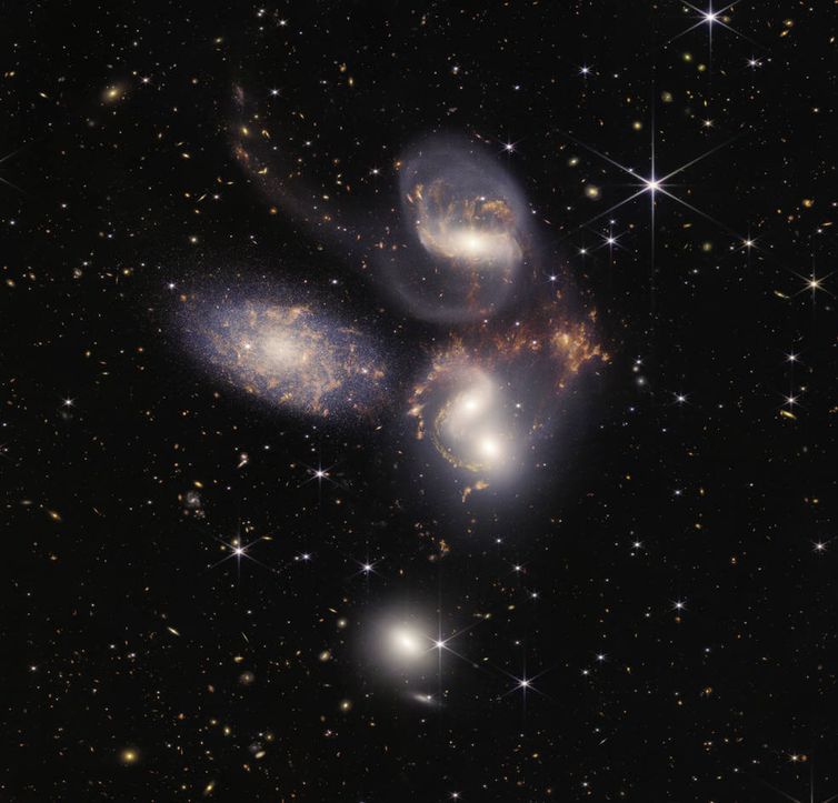 Stephan's Quintet, um agrupamento visual de cinco galáxias