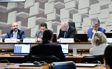 CPI do Crime Organizado (CPICRIME) realiza oitiva do fundador e ex-presidente do Conselho de Administração da Reag Investimentos.

A CPI apura suspeitas de lavagem de dinheiro e uso do comércio de joias para movimentar recursos de facções, além de avaliar a eficácia das políticas públicas de combate à lavagem de dinheiro no País. 

A finalidade da comissão é apurar a atuação, expansão e o funcionamento de organizações criminosas no território brasileiro, em especial de facções e milícias, de modo a permitir a identificação de soluções adequadas para o seu combate, especialmente por meio do aperfeiçoamento da legislação atualmente em vigor. 

Mesa: 
ex-presidente do Conselho de Administração da Reag Investimentos, João Carlos Falbo Mansur;
vice-presidente da CPICRIME, senador Hamilton Mourão (Republicanos-RS);
presidente da CPICRIME, senador Fabiano Contarato (PT-ES);
relator da CPICRIME, senador Alessandro Vieira (MDB-SE).

Foto: Geraldo Magela/Agência Senado