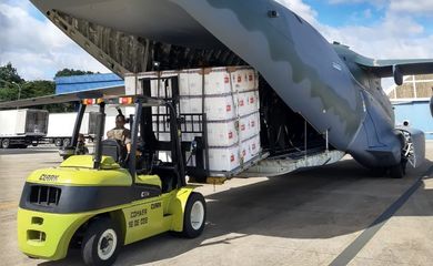 Hoje (18/01), um KC-390 Millennium da #FAB decolou às 10h08 de Guarulhos/SP com destino a Goiânia/GO transportando carga das vacinas para combate à COVID-19.
