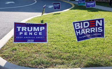 Cartazes das campanhas de Donald Trump e de Joe Biden à Presidência dos EUA em Cherryville, no Estado norte-americano da Pensilvânia